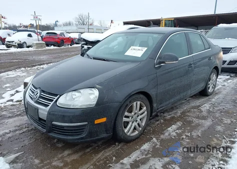 2010 Volkswagen Jetta Tdi z USA, uszkodzony, nr VIN 3VWRL7AJ8AM061252